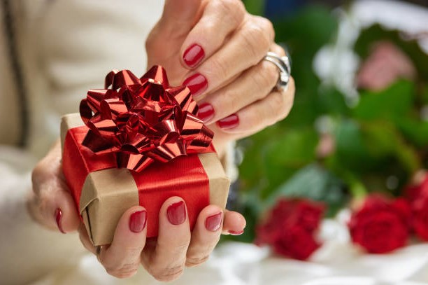 ► Советы, как выбрать новогодний подарок для членов семьи, родственников, близких друзей